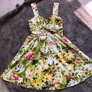Floral 50s inspired pocketed dress.